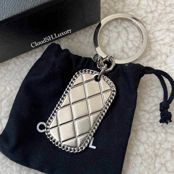 Auth Chanel CC Silver Plate Pendant Logo Keychain Keyring - Excellent condition - Picture 2 of 6